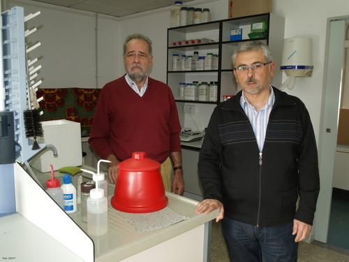 Antonio García Sánchez, a la izquierda, y Mariano Igual, investigadores del IRNASA.