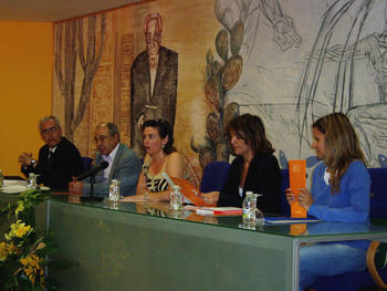 A la izquierda, los representantes nacional y local del colectivo de afectados por daño cerebral, junto a las organizadoras del curso