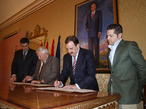 En el centro, Mariano Rodríguez y Julián Lanzarote firman el convenio