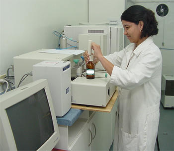 Un investigadora panameña trabaja en los laboratorios del Instituto de Investigaciones Científicas Avanzadas y Servicios de Alta Tecnología (INDICASAT).