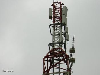 Detalle de una estación base de WiMax colocada en una antena.