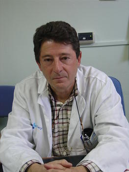 El doctor Pablo Unamuno en su despacho