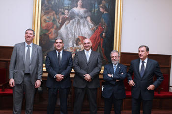 Foto de familia de los premiados junto con las autoridades, el presidente del Consejo Social, el rector de la Universidad de Valladolid y el consejero de Educación (FOTO: Carlos Barrena).