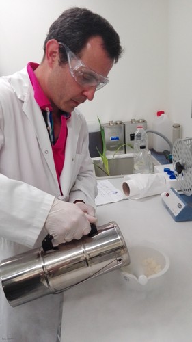 Luis Sanz extrae los compuestos en el laboratorio.