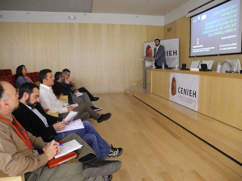 Eduardo Méndez Quintas presenta su tesis, dirigida por los investigadores del CENIEH Manuel Santonja Gómez y Alfredo Pérez González.