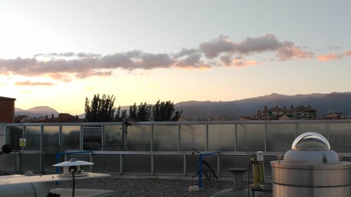Cámara de cielo instalada en la terraza del IISTA en Granada junto a parte de instrumentación del Grupo de Física de la Atmósfera (GFAT)/R. Román.
