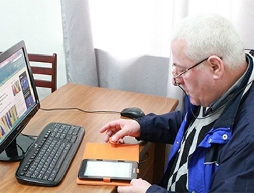 Persona mayor trabajando/Wikimedia