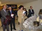El alcalde de Valladolid y la concejala de Comercio y Turismo observan la olla solar