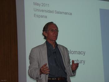 Peter Agre, en su conferencia en Salamanca.