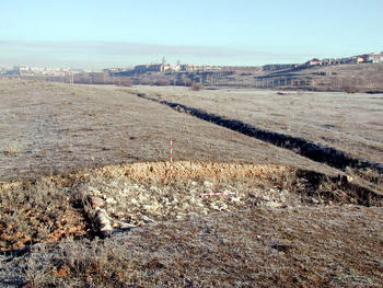 Restos de la auténtica calzada romana a su llegada a Salamanca, al fondo de la imagen