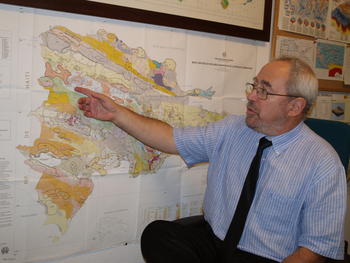 Pedro Florido, responsable del Igme, señala un mapa geológico de la República Dominicana.