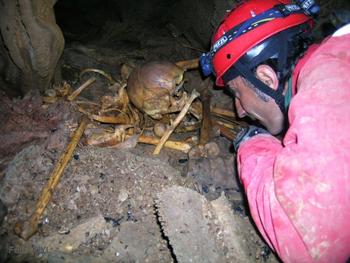 Un arqueólogo revisa un esqueleto del Mesolítico encontrado en la cueva de La Braña-Arintero (León).