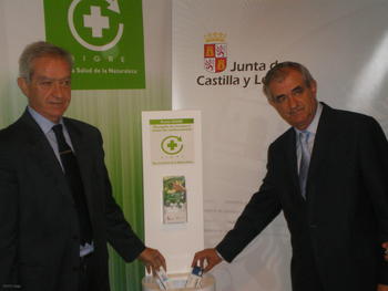 El consejero de Sanidad (drch), junto al director general de Sigre, junto a uno de los puntos de reciclaje de medicamentos. 