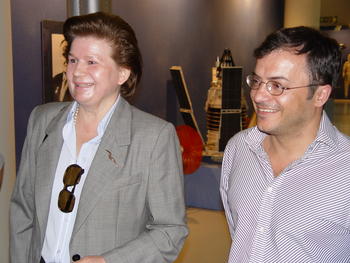 La astronauta Valentina Tereshkova con el director del Museo de la Ciencia de Valladolid