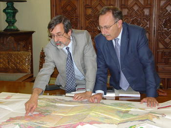 Santiago Jímenez y Enrique Battaner durante la presentación del mapa