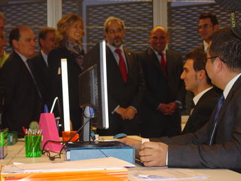 Trabajadores de Clay Formación, ante la ministra de Ciencia e Innovación, Cristina Garmedia, y el rector de la Universidad de Salamanca, Daniel Hernández Ruipérez.