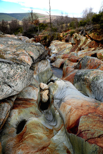 Coloración intensa de la roca volcánica por alteración. Foto: Javier Fernández Lozano.