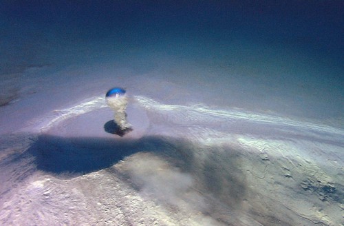 Volcán de fango submarino emitiendo agua con metano. Foto: Sea Research Foundation (SRF) y Ocean Exploration Trust (OET).