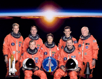 Pedro Duque, junto a sus compañeros de su primera misión espacial (Foto: NASA)