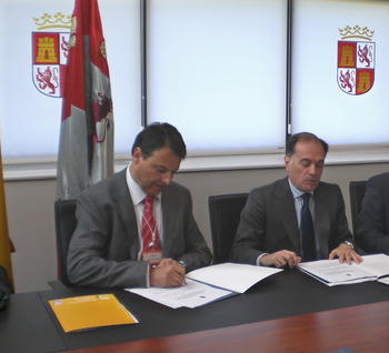 Tomás Villanueva (dcha) y Miguel Ángel García firman el convenio del Plan 500+2. (foto Aetical)