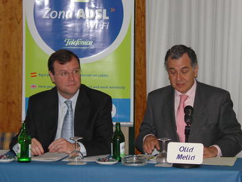 El consejero de Fomento con el director de área de Telefónica, durante la presentación del sistema Wi-Fi en Valladolid
