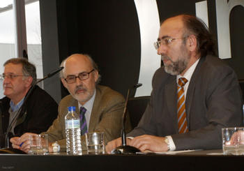 Víctor Izquierdo, director del Inteco (c), junto a Rogelio Blanco, director general del Libro (d).
