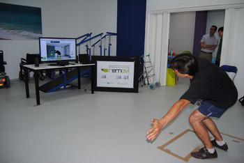 Un hombre prueba el sistema de realidad virtual para la rehabilitación motora de pacientes con esclerosis múltiple. Foto: UPV.