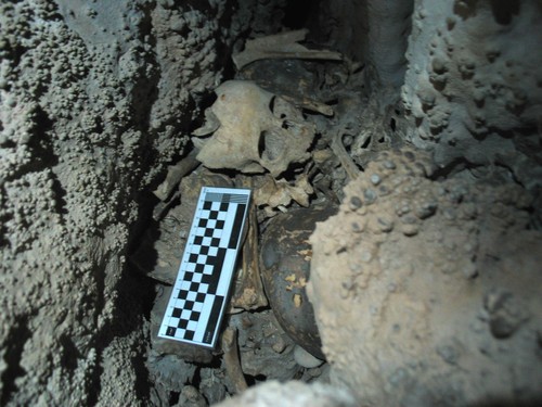 1.	Una de las grietas de la cueva donde se observan la acumulación de varios restos humanos entre ellos el cráneo de un niño. Foto: UGR.