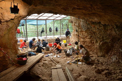 Excavación en la Cova de Les Teixoneres. Foto: CENIEH.