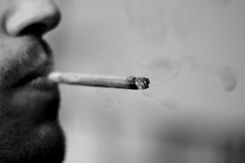 Un joven fumando cannabis (FOTO: N.ico – Flickr).