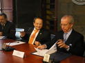 El presidente de la empresa ARESA, José Luis Gutiérrez (drch), junto al rector de la Universidad de Valladolid, Evaristo Abril, durante la firma del acuerdo.