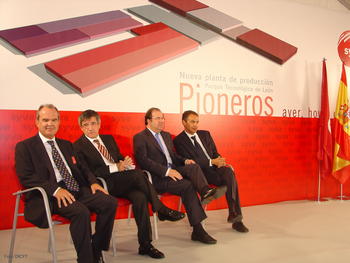 De izquierda a derecha: Luis Bascuñán, director de Syva; Francisco Fernández, alcalde de León; Juan Vicente Herrera, presidente de la Junta; y José Luis Rodríguez Zapatero.