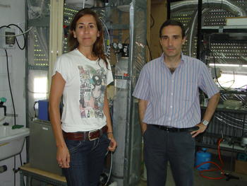 Pedro García Encina (a la derecha) y María Fernández-Polanco, miembros del Grupo de Tecnología Ambiental de la Universidad de Valladolid.