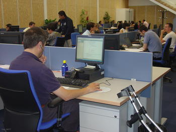 Un trabajador del centro Cénit de IBM en Aldeatejada (Salamanca).