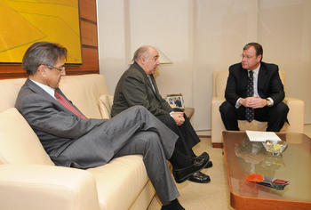 Antonio Silván, consejero de Fomento, en el encuentro con el presidente de la Cámara de Comercio de León, Manuel Lamelas.