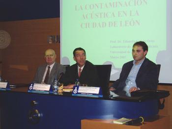 De izquierda a derecha, el catedrático Eduardo García, junto al director de las jornadas, Francisco Peña y el inspector técnico de Medio Ambiente, David Fernández