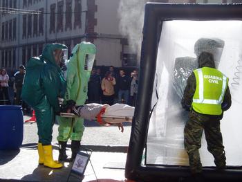 Los agentes, ataviados con los trajes de protección, pasan por las cápsulas de descontaminación