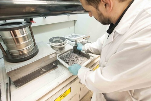 Preparación del material para obtener nanocompuestos cerámicos. Foto: Lucas Melcón-CSIC.