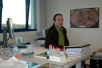 Carlos Briones, científico titular del CSIC, en el Centro de Astrobiología.