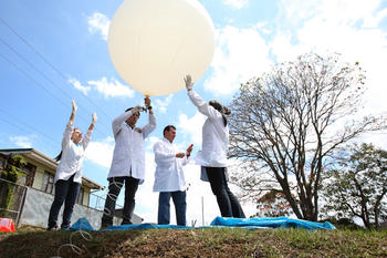 El equipo de investigadores a cargo del proyecto Tico sonda prepara el lanzamiento de un globo meteorológico (foto Laura Rodríguez).