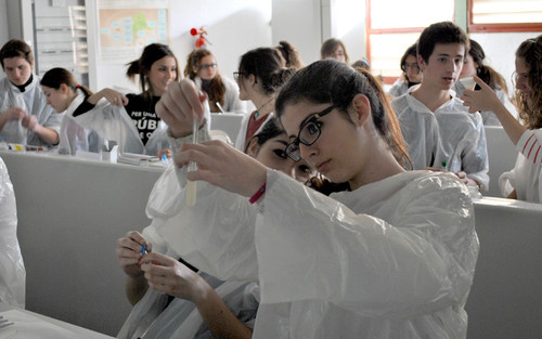 Alumnos participan en los talleres de biotecnología del proyecto Biotechnofarm. FOTO: ULE.