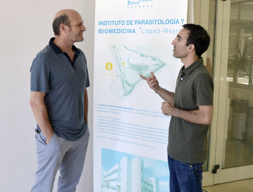 Los investigadores Javier Martín (izquierda) y David Carmona (derecha).