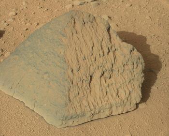Roca marciana Jake Matijevic. Se observa una superficie muy diferente en cada cara de la roca con forma de pirámide. Lo que proporciona valiosa información para los geólogos.
