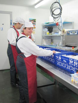 Trabajadores de Grupo Lince en la cocina de línea fría (FOTO: Grupo Lince).