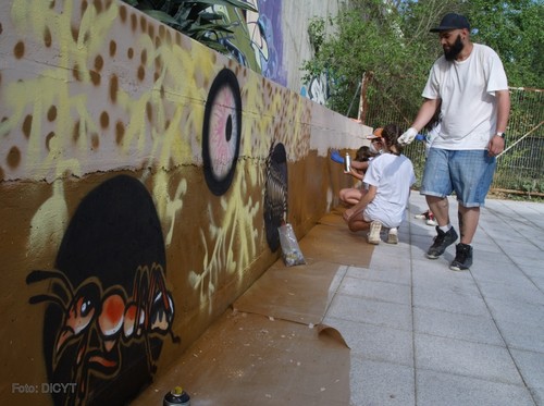 Jorge Merino y los alumnos de la Escuela de Arte de San Eloy pintan el graffiti. 
