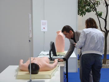 Dos participantes en el congreso de la SEMG realizan pruebas simuladas