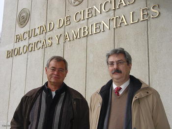 Peter Winter (izquierda), junto al vicerrector de Investigación de la Universidad de León.