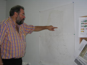 El profesor Manuel Pérez Gutiérrez muestra los puntos topográficos de uno de los castros estudiados.