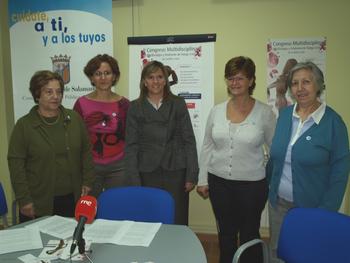La concejala de Salud de Salamanca, Clarisa Molina, en el centro, junto a representantes de la asociación de fibromialgia.