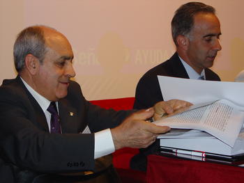 Balbino García, director del Irnasa, junto a Jesús Martín, representante de la Diputación